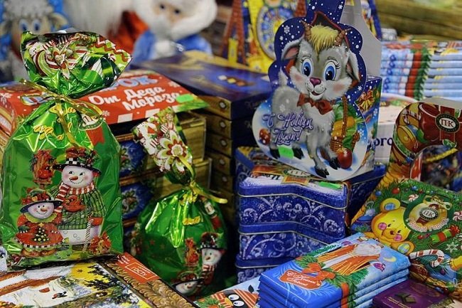 Выдача Новогодних Подарков Детям Выдача Новогодних Подарков Детям